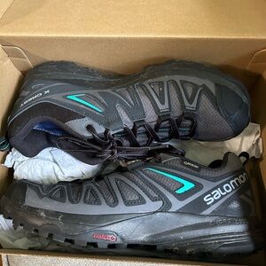 Women’s Salomon 8.5 hiking shoes.